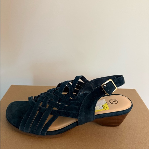 Elegant Navy Women's Sandals Bella bits sz 7m blue suede new - Picture 4 of 4